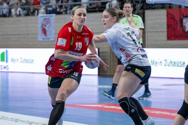Handball Bundesliga Frauen,HBF, Saison 2025 2026 SV Union Halle-Neustadt vs.BSV Sachsen Zwickau Halle, Deutschland 25.Februar 2026: Im Bild:v.li.Lea Gruber (Halle) und Charlotte Kähr Kaehr (Zwickau) Halle Saale SWH Arena Sachsen-Anhalt Deutschland