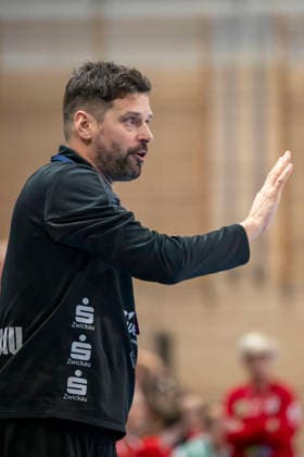 Handball Bundesliga Frauen,HBF, Saison 2025 2026 SV Union Halle-Neustadt vs.BSV Sachsen Zwickau Halle, Deutschland 25.Februar 2026: Im Bild:Trainer Norman Rentsch (Zwickau) Halle Saale SWH Arena Sachsen-Anhalt Deutschland