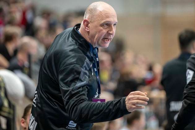 Handball Bundesliga Frauen,HBF, Saison 2025 2026 SV Union Halle-Neustadt vs.BSV Sachsen Zwickau Halle, Deutschland 25.Februar 2026: Im Bild:Torwarttrainer Thomas Mueller (Zwickau), Gestik, Geste, gestikuliert, Halle Saale SWH Arena Sachsen-Anhalt Deutschland