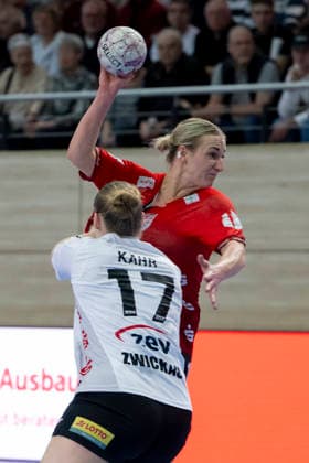 Handball Bundesliga Frauen,HBF, Saison 2025 2026 SV Union Halle-Neustadt vs.BSV Sachsen Zwickau Halle, Deutschland 25.Februar 2026: Im Bild:v. li. im Zweikampf Charlotte Kähr Kaehr (Zwickau) und Lea Gruber (Halle) Halle Saale SWH Arena Sachsen-Anhalt Deutschland
