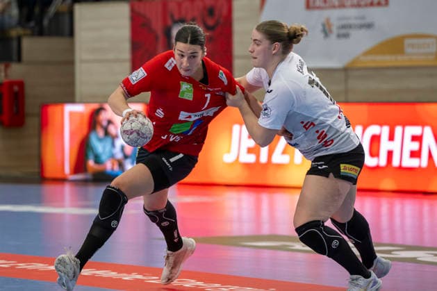 Handball Bundesliga Frauen,HBF, Saison 2025 2026 SV Union Halle-Neustadt vs.BSV Sachsen Zwickau Halle, Deutschland 25.Februar 2026: Im Bild:v. li. im Zweikampf Lynn Molenaar (Halle) und Charlotte Kähr Kaehr (Zwickau) Halle Saale SWH Arena Sachsen-Anhalt Deutschland
