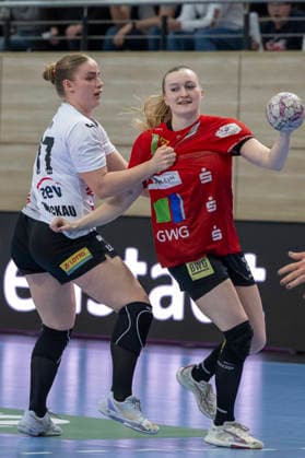 Handball Bundesliga Frauen,HBF, Saison 2025 2026 SV Union Halle-Neustadt vs.BSV Sachsen Zwickau Halle, Deutschland 25.Februar 2026: Im Bild:v. li. im Zweikampf Charlotte Kähr Kaehr (Zwickau) und Cara Reuthal (Halle) Halle Saale SWH Arena Sachsen-Anhalt Deutschland