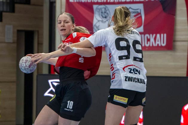 Handball Bundesliga Frauen,HBF, Saison 2025 2026 SV Union Halle-Neustadt vs.BSV Sachsen Zwickau Halle, Deutschland 25.Februar 2026: Im Bild:v. li. im Zweikampf Viktoria Marksteiner (Halle) und Rome Steverink (Zwickau) Halle Saale SWH Arena Sachsen-Anhalt Deutschland