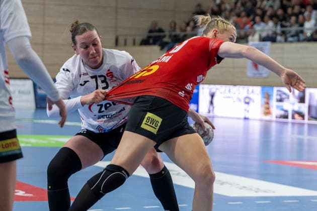 Handball Bundesliga Frauen,HBF, Saison 2025 2026 SV Union Halle-Neustadt vs.BSV Sachsen Zwickau Halle, Deutschland 25.Februar 2026: Im Bild:v. li. im Zweikampf Zoe Stens (Zwickau) und Marie Polakova (Halle) Halle Saale SWH Arena Sachsen-Anhalt Deutschland