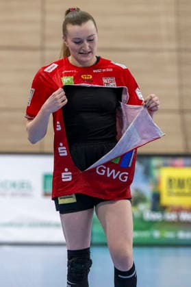 Handball Bundesliga Frauen,HBF, Saison 2025 2026 SV Union Halle-Neustadt vs.BSV Sachsen Zwickau Halle, Deutschland 25.Februar 2026: Im Bild:Cara Reuthal (Halle) das Trikot wird im Zweikampf zerrissen Halle Saale SWH Arena Sachsen-Anhalt Deutschland