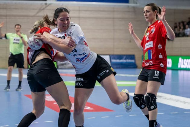 Handball Bundesliga Frauen,HBF, Saison 2025 2026 SV Union Halle-Neustadt vs.BSV Sachsen Zwickau Halle, Deutschland 25.Februar 2026: Im Bild:v. li. im Zweikampf Lea Gruber (Halle), Kaho Nakayama (Zwickau) und Madeleine Östlund Oestlund (Halle) Halle Saale SWH Arena Sachsen-Anhalt Deutschland