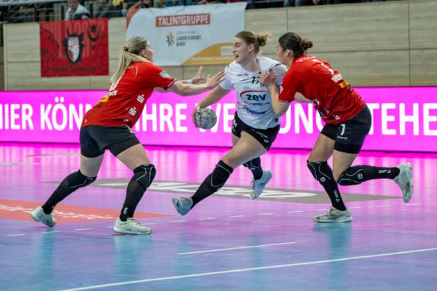 Handball Bundesliga Frauen,HBF, Saison 2025 2026 SV Union Halle-Neustadt vs.BSV Sachsen Zwickau Halle, Deutschland 25.Februar 2026: Im Bild:v. li. im Zweikampf Viktoria Marksteiner (Halle), Charlotte Kähr Kaehr (Zwickau) und Lynn Molenaar (Halle) Halle Saale SWH Arena Sachsen-Anhalt Deutschland