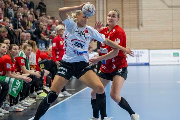 Handball Bundesliga Frauen,HBF, Saison 2025 2026 SV Union Halle-Neustadt vs.BSV Sachsen Zwickau Halle, Deutschland 25.Februar 2026: Im Bild:v. li. im Zweikampf Julia Niewiadomska (Zwickau) und Lea Gruber (Halle) Halle Saale SWH Arena Sachsen-Anhalt Deutschland