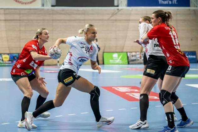 Handball Bundesliga Frauen,HBF, Saison 2025 2026 SV Union Halle-Neustadt vs.BSV Sachsen Zwickau Halle, Deutschland 25.Februar 2026: Im Bild:v.li.Lea Gruber (Halle), Julia Niewiadomska (Zwickau), Laura Szabo (Zwickau) und Madeleine Östlund Oestlund (Halle) Halle Saale SWH Arena Sachsen-Anhalt Deutschland