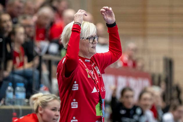 Handball Bundesliga Frauen,HBF, Saison 2025 2026 SV Union Halle-Neustadt vs.BSV Sachsen Zwickau Halle, Deutschland 25.Februar 2026: Im Bild:Trainerin Ines Seidler (Halle) unzufrieden, enttäuscht, enttaeuscht, niedergeschlagen, frustriert, Gestik, Geste, gestikuliert, Halle Saale SWH Arena Sachsen-Anhalt Deutschland