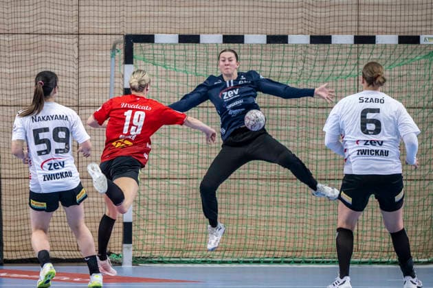 Handball Bundesliga Frauen,HBF, Saison 2025 2026 SV Union Halle-Neustadt vs.BSV Sachsen Zwickau Halle, Deutschland 25.Februar 2026: Im Bild:v.li.Kaho Nakayama (Zwickau), Lea Gruber (Halle) , Lilly Janssen (Zwickau) und Laura Szabo (Zwickau) Halle Saale SWH Arena Sachsen-Anhalt Deutschland