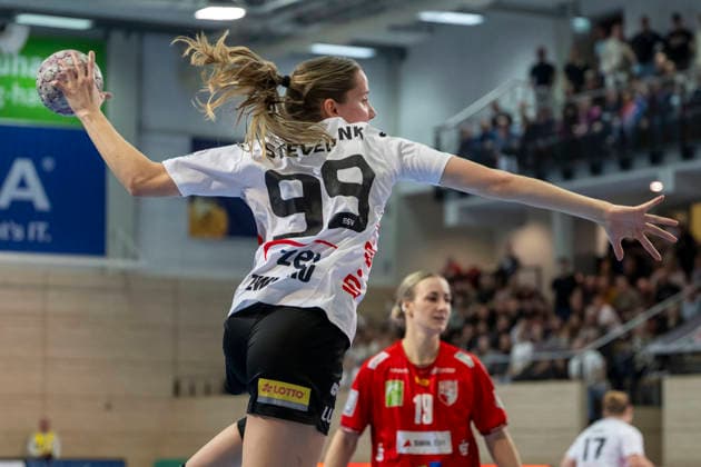 Handball Bundesliga Frauen,HBF, Saison 2025 2026 SV Union Halle-Neustadt vs.BSV Sachsen Zwickau Halle, Deutschland 25.Februar 2026: Im Bild:Rome Steverink (Zwickau) mit Ball, Halle Saale SWH Arena Sachsen-Anhalt Deutschland
