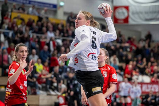 Handball Bundesliga Frauen,HBF, Saison 2025 2026 SV Union Halle-Neustadt vs.BSV Sachsen Zwickau Halle, Deutschland 25.Februar 2026: Im Bild:v.li.Madeleine Östlund Oestlund (Halle) und Laura Szabo (Zwickau) Halle Saale SWH Arena Sachsen-Anhalt Deutschland