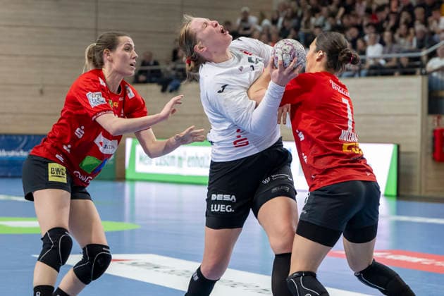 Handball Bundesliga Frauen,HBF, Saison 2025 2026 SV Union Halle-Neustadt vs.BSV Sachsen Zwickau Halle, Deutschland 25.Februar 2026: Im Bild:v. li. im Zweikampf Madeleine Östlund Oestlund (Halle), Laura Szabo (Zwickau) und Lynn Molenaar (Halle) Halle Saale SWH Arena Sachsen-Anhalt Deutschland