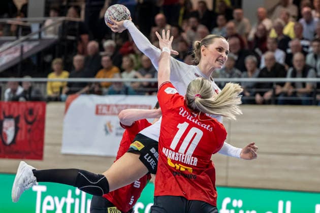 Handball Bundesliga Frauen,HBF, Saison 2025 2026 SV Union Halle-Neustadt vs.BSV Sachsen Zwickau Halle, Deutschland 25.Februar 2026: Im Bild:v. li. im Zweikampf Silja Broens Petersen (Zwickau) und Viktoria Marksteiner (Halle) Halle Saale SWH Arena Sachsen-Anhalt Deutschland