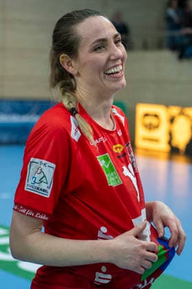 Handball Bundesliga Frauen,HBF, Saison 2025 2026 SV Union Halle-Neustadt vs.BSV Sachsen Zwickau Halle, Deutschland 25.Februar 2026: Im Bild:Madeleine Östlund Oestlund (Halle) lachend, laechelnd, gut gelaunt, grinst, grinsend, Halle Saale SWH Arena Sachsen-Anhalt Deutschland