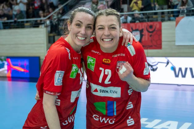 Handball Bundesliga Frauen,HBF, Saison 2025 2026 SV Union Halle-Neustadt vs.BSV Sachsen Zwickau Halle, Deutschland 25.Februar 2026: Im Bild:v.li.Madeleine Östlund Oestlund (Halle) und Ilona Kieffer (Halle) Schlussjubel, Schlußjubel, Emotion, Freude, Halle Saale SWH Arena Sachsen-Anhalt Deutschland
