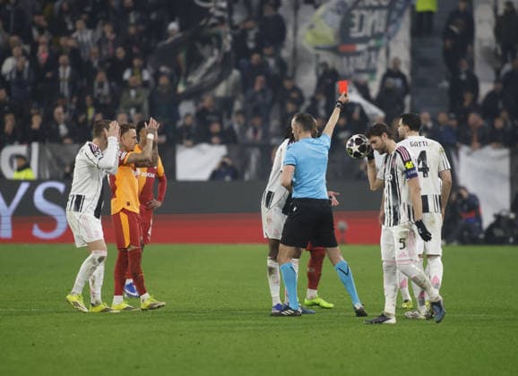 CALCIO - UEFA Champions League - Juventus FC vs Galatasaray SK Referee showing a red card to Lloyd Kelly of Juventus FC during the Uefa Champions League, second leg play-off, season 2025-2026, football match between, Juventus FC and Galatasaray SK on 25 February 2026 at Allianz Stadium, Turin, Italy Photo Nderim Kaceli Turin Italy  Copyright: xIPAxSport ABACAx