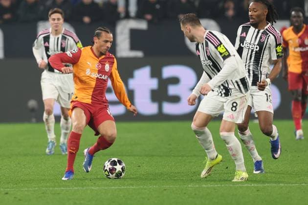 TURIN, ITALY, FEB. 25, 2026 SOCCER UEFA CHAMPIONS LEAGUE, JUVENTUS TURIN vs GALATASARAY Leroy Sane (Galatasaray) and Teun Koopmeiners (Juventus) in duel TURIN TURIN, ITALY Allianz Stadion Juventus Turin Allianz Stadion ITALY