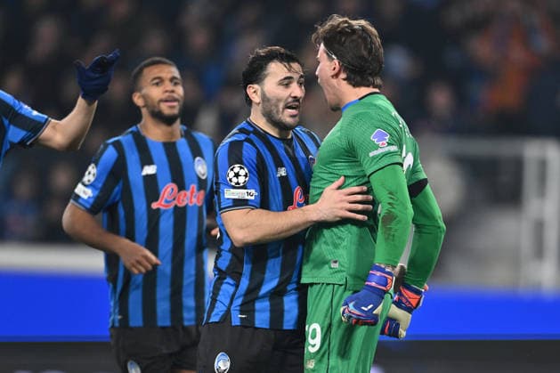 Sead Kolasinac of Atalanta B.C. and Marco Carnesecchi of Atalanta B.C. are in action during the UEFA Champions League 2025 26 League Knockout Play-off Second Leg match between Atalanta B.C. v Borussia Dortmund at the Bergamo Stadium on February 25, 2026 in Bergamo, Italy.  Copyright: xDomenicoxCippitelli IPAxSportx xipa-agency.netx xx IPA_72033031 IPA_Agency_IPA72033031