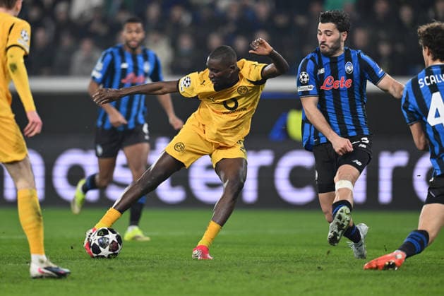 Serhou Guirassy of Borussia Dortmund and Sead Kolasinac of Atalanta B.C. are in action during the UEFA Champions League 2025 26 League Knockout Play-off Second Leg match between Atalanta B.C. v Borussia Dortmund at the Bergamo Stadium on February 25, 2026 in Bergamo, Italy.  Copyright: xDomenicoxCippitelli IPAxSportx xipa-agency.netx xx IPA_72033014 IPA_Agency_IPA72033014