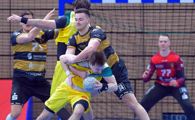 25.02.2026, Dresdens Lauro Pichiri greift bei Hagens Josip Jukic kräftig zu, Handball, 2. Bundesliga, HC Elbflorenz Dresden - VfL Eintracht Hagen, (c) Dresden