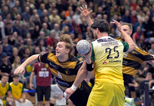 25.02.2026, Dresdens Viktor Petersen Norberg in der Zange vom Ex-Dresdner Philip Jungemann, Handball, 2. Bundesliga, HC Elbflorenz Dresden - VfL Eintracht Hagen, (c) Dresden