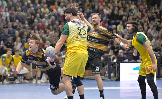 25.02.2026, Dresdens Viktor Petersen Norberg in der Zange vom Ex-Dresdner Philip Jungemann, Handball, 2. Bundesliga, HC Elbflorenz Dresden - VfL Eintracht Hagen, (c) Dresden