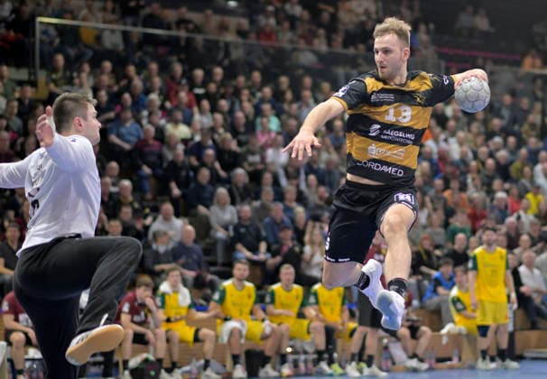 25.02.2026, Dresdens Anton Preußner überwindet Hagens Pascal Bochmann, Handball, 2. Bundesliga, HC Elbflorenz Dresden - VfL Eintracht Hagen, (c) Dresden