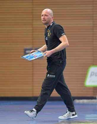 25.02.2026, Dresdens Trainer André Haber mit Taktiktafel, Handball, 2. Bundesliga, HC Elbflorenz Dresden - VfL Eintracht Hagen, (c) Dresden