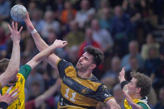 25.02.2026, Dresdens Doruk Pehlivan wirft unter Bedrängnis, Handball, 2. Bundesliga, HC Elbflorenz Dresden - VfL Eintracht Hagen, (c) Dresden