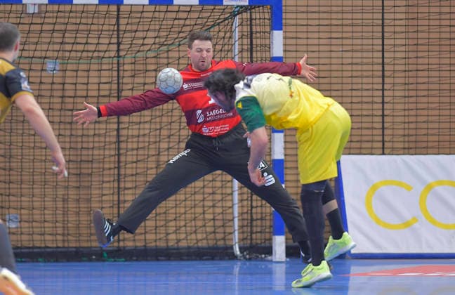 25.02.2026, Dresdens Torwart Marino Mallwitz hält einen Wurf von Hagens Pouya Norouzinezhad, Handball, 2. Bundesliga, HC Elbflorenz Dresden - VfL Eintracht Hagen, (c) Dresden