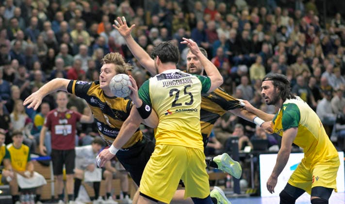 25.02.2026, Dresdens Viktor Petersen Norberg in der Zange vom Ex-Dresdner Philip Jungemann, Handball, 2. Bundesliga, HC Elbflorenz Dresden - VfL Eintracht Hagen, (c) Dresden