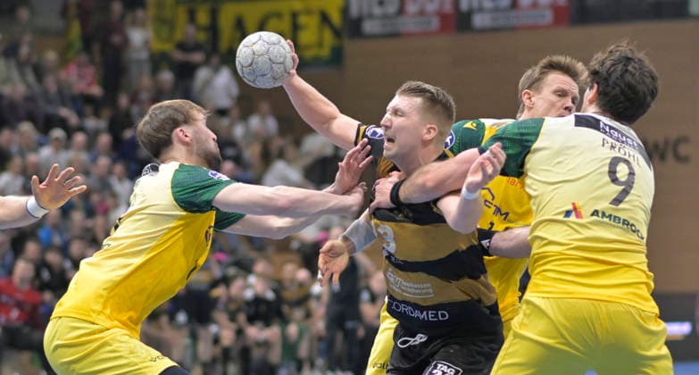 25.02.2026, Dresdens Ivar Stavast in der Hagener Zange, Handball, 2. Bundesliga, HC Elbflorenz Dresden - VfL Eintracht Hagen, (c) Dresden