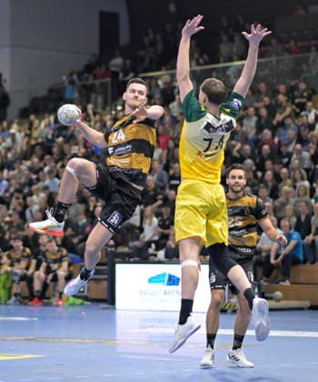 25.02.2026, Dresdens Lauro Pichiri wirft, rechts Hagens Josip Jukic, Handball, 2. Bundesliga, HC Elbflorenz Dresden - VfL Eintracht Hagen, (c) Dresden