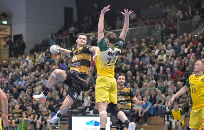 25.02.2026, Dresdens Lauro Pichiri wirft, Mitte Hagens Josip Jukic, Handball, 2. Bundesliga, HC Elbflorenz Dresden - VfL Eintracht Hagen, (c) Dresden