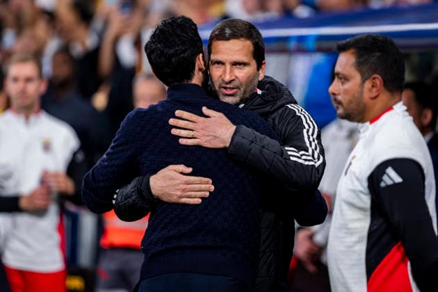Real Madrid CF v SL Benfica - UEFA Champions League 2025 26 League Knockout Play-off Second Leg Joao Tralhao (R), assistant coach of SL Benfica, cheers Alvaro Arbeloa (L), head coach of Real Madrid, prior to the UEFA Champions League 2025 26 League Knockout Play-off Second Leg match between Real Madrid C.F. and SL Benfica at Estadio Santiago Bernabeu on February 25, 2026 in Madrid, Spain. Madrid Estadio Santiago Bernabeu Madrid Spain Copyright: xAlbertoxGardinx AGardin_20260225_Foot_Champ_Rea_Mad_Ben_0917