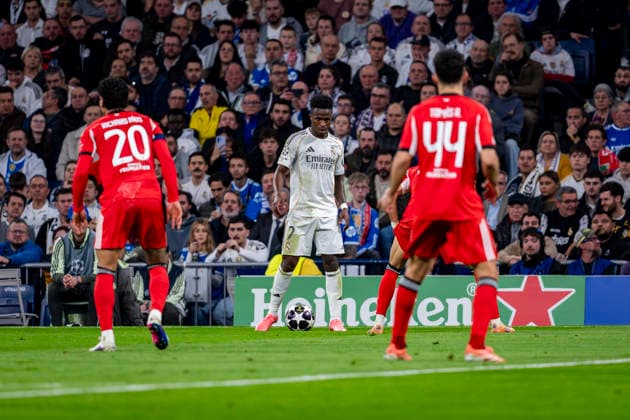 Real Madrid CF v SL Benfica - UEFA Champions League 2025 26 League Knockout Play-off Second Leg Vinicius Junior of Real Madrid (C) is in action with the ball during the UEFA Champions League 2025 26 League Knockout Play-off Second Leg match between Real Madrid C.F. and SL Benfica at Estadio Santiago Bernabeu on February 25, 2026 in Madrid, Spain. Madrid Estadio Santiago Bernabeu Madrid Spain Copyright: xAlbertoxGardinx AGardin_20260225_Foot_Champ_Rea_Mad_Ben_0924
