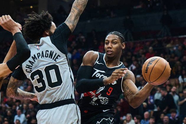 February 25, 2026, Toronto, On, Canada: Toronto Raptors RJ Barrett (9) lines up a pass around San Antonio Spurs Julian Champagnie (30) during first half NBA, Basketball Herren, USA basketball action in Toronto, on Wednesday, Feb. 25, 2026. Canada News - February 25, 2026 - ZUMAc35_ 20260225_zaf_c35_096 Copyright: xSammyxKoganx