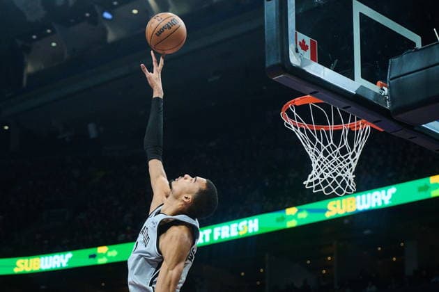 February 25, 2026, Toronto, On, Canada: San Antonio Spurs Victor Wembanyama (1) jumps to block a shot during first half NBA, Basketball Herren, USA basketball action against the Toronto Raptors in Toronto, on Wednesday, Feb. 25, 2026. Canada News - February 25, 2026 - ZUMAc35_ 20260225_zaf_c35_100 Copyright: xSammyxKoganx