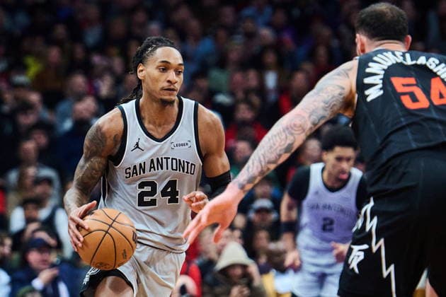February 25, 2026, Toronto, On, Canada: San Antonio Spurs Devin Vassell (24) drives against Toronto Raptors Sandro Mamukelashvili (54) during second half NBA, Basketball Herren, USA basketball action in Toronto, on Wednesday, Feb. 25, 2026. Canada News - February 25, 2026 - ZUMAc35_ 20260225_zaf_c35_105 Copyright: xSammyxKoganx