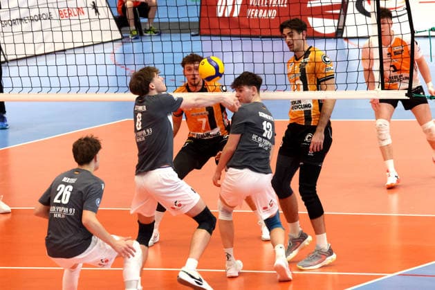 DEU, DVV, 1.VBL, BR Volleys vs. VCO Olympia, 25.02.2026, Hohenschoenhausen, Berlin, DEU, DVV, 1.VBL, BR Volleys vs. VCO Olympia, im Bild Simon Plaskie (BR Volleys 7), Daniel Malescha (BR Volleys 10), Schmiedeke, Kilian (VC Olympia Berlin 13), Stemmler, Tobias (VC Olympia Berlin 8), Staehle, Felix (VC Olympia Berlin 26)