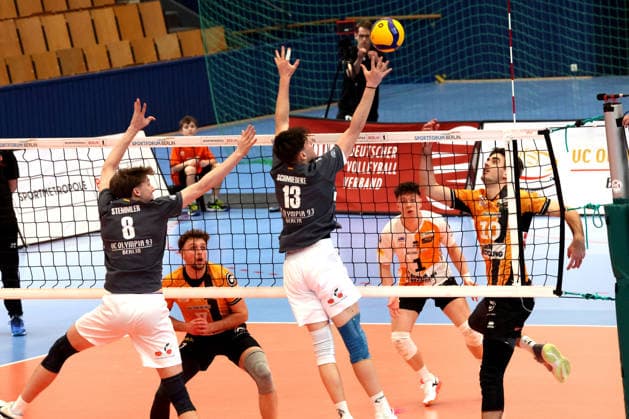 DEU, DVV, 1.VBL, BR Volleys vs. VCO Olympia, 25.02.2026, Hohenschoenhausen, Berlin, DEU, DVV, 1.VBL, BR Volleys vs. VCO Olympia, im Bild Simon Plaskie (BR Volleys 7), Daniel Malescha (BR Volleys 10), Maximilian Treiter (BR Volleys 1), Schmiedeke, Kilian (VC Olympia Berlin 13), Stemmler, Tobias (VC Olympia Berlin 8), Staehle,