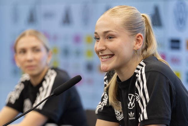 Training und PK Deutsche Fußball-Nationalmannschaft der Frauen Camilla Küver (VfL Wolfsburg), links im Hintergrund Elisa Senß (Eintracht Frankfurt). Training und Pressekonferenz der Frauen-Nationalmannschaft vor den WM-Qualifikationsspielen gegen Slowenien und Norwegen am 25. Februar 2026 in Frankfurt am Main, Frankfurt am Main Hessen Deutschland DFB-Campus