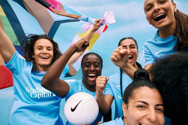 Laura Casanovas, Eunice Beckmann, Maya Hahn, Sarah Abu Sabbah & Katharina Krist (FC Viktoria Berlin) beim Jubeln Laura Casanovas, Eunice Beckmann, Maya Hahn, Sarah Abu Sabbah und Katharina Krist vom FC Viktoria Berlin, die in der 2. Frauen-Bundesliga spielen, beim Jubeln mit Fahne und Nike Ball Copyright: xJosuaxPiorrxJosuaxPiorrx