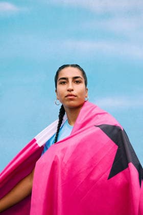 Maya Ruby Hahn (FC Viktoria Berlin) Portraitbild von Maya Ruby Hahn vom FC Viktoria Berlin, die in der 2. Frauen-Bundesliga spielt, in eine pinken Fahne eingehüllt Copyright: xJosuaxPiorrxJosuaxPiorrx