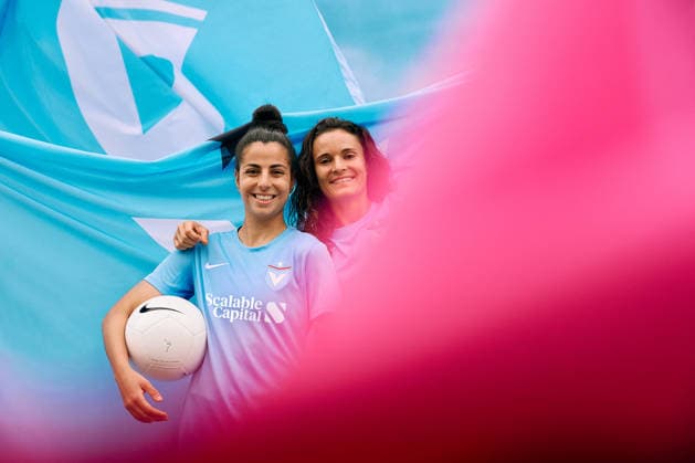 Sarah Abu Sabbah & Laura Casanovas (FC Viktoria Berlin) Sarah Abu Sabbah & Laura Casanovas vom FC Viktoria Berlin, die in der 2. Frauen-Bundesliga spielen, beim posieren mit einem Nike Ball, umgeben von Fahnen Copyright: xJosuaxPiorrxJosuaxPiorrx