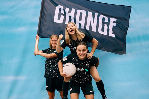 Margarita Gidion, Leyila Aydin & Sarah Klotz (FC Viktoria Berlin) beim Jubeln Margarita Gidion, Leyila Aydin & Sarah Klotz vom FC Viktoria Berlin, die in der 2. Frauen-Bundesliga spielen, beim Jubeln mit einer Fahne auf der Change steht Copyright: xJosuaxPiorrxJosuaxPiorrx