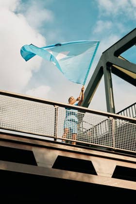 Aylin Yarin (FC Viktoria Berlin) beim schwenken einer FC Viktoria berlin Fahne Aylin Yarin vom FC Viktoria Berlin, die in der 2. Frauen-Bundesliga spielt, beim schwenken einer FC Viktoria Berlin Fahne auf einer Brücke Copyright: xJosuaxPiorrxJosuaxPiorrx