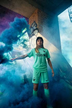 Michele Tschudin (FC Viktoria Berlin) beim Abrennen eines Bengalos Michele Tschudin vom FC Viktoria Berlin, die in der 2. Frauen-Bundesliga spielt, beim Abrennen eines Bengalos, sie ist in blauen Rauch gehüllt Copyright: xJosuaxPiorrxJosuaxPiorrx